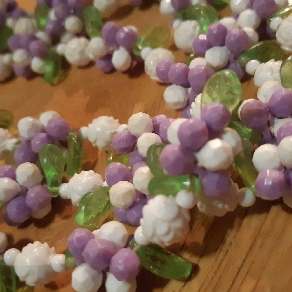Costume jewelry beaded necklace